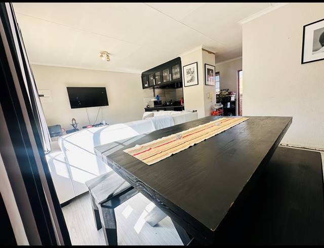 3 BEDROOM SIMPLEX FOR SALE IN HALFWAY HOUSE